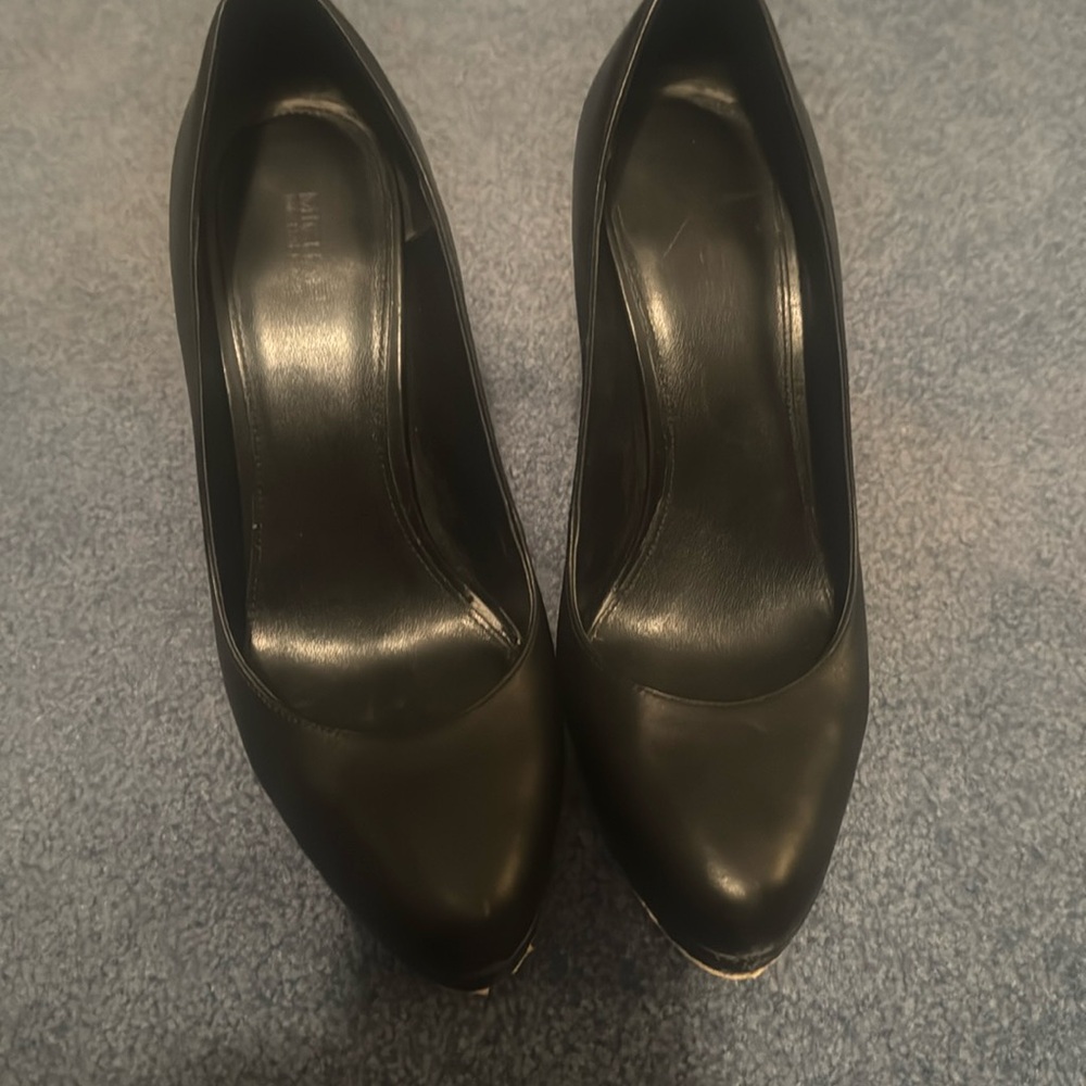 Michael Kors - Ethel pump - 4” heel -Size 8.5 color Black